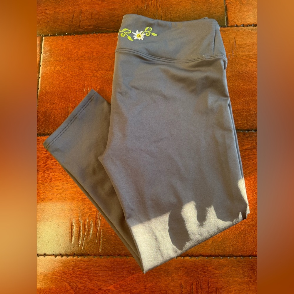 Alp n Rock gray capri leggings. Size 1/ small. Basically brand new